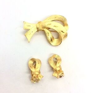 VINTAGE JJ JONETTE RIBBON CLIP ON EARRINGS BROOCH SET BRUSHED GOLD TONE